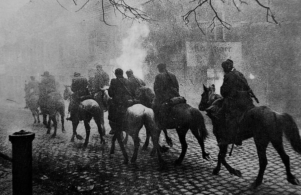Советские кавалеристы скачут по улице Фридберга в Восточной Пруссии. Фото: waralbum.ru