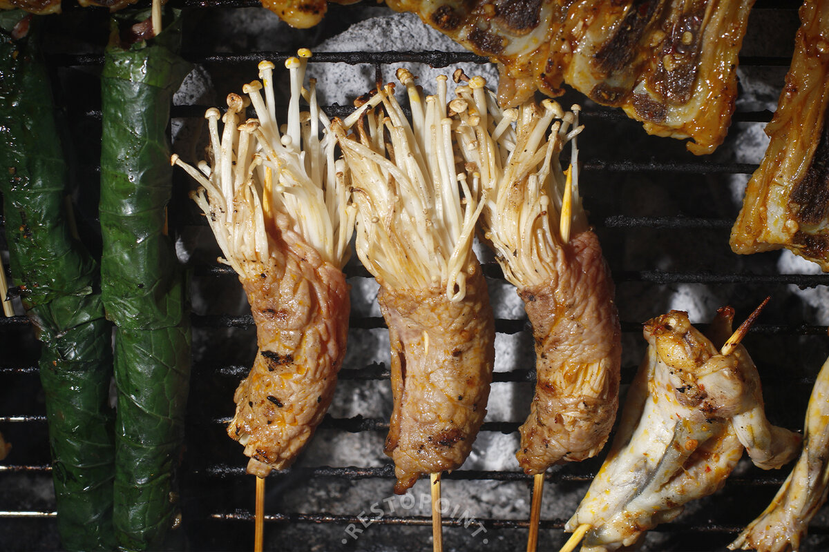 Игольчатые грибы обернутые в ломтик сочной говядины.