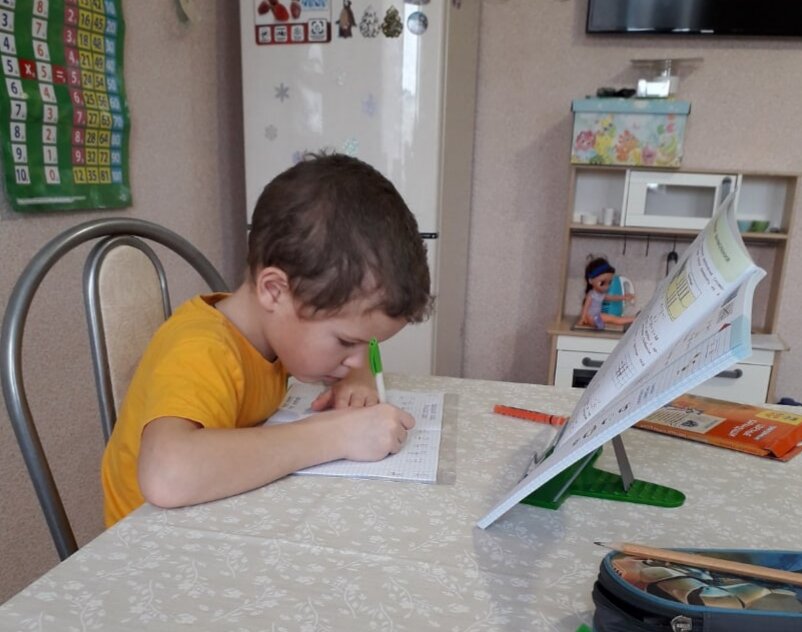 Миша делает уроки. 
