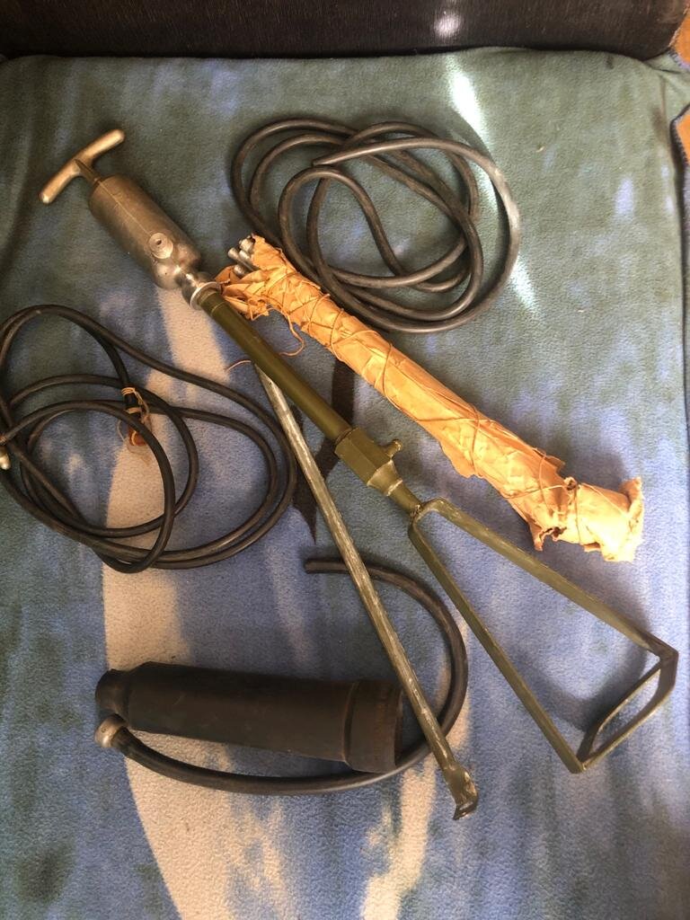 Абсолютно НОВЫЙ  Гидропульт. Не разу не использованный.  Какая древняя, удачная находка, подумала я, в такое не простое время!