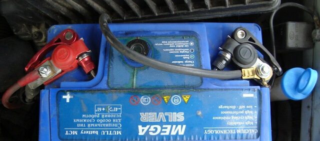 Если на аккумуляторных клеммах вместо оригинальных зажимных болтов поставить эксцентриковые. От подседельных штырей велосипеда. Снять аккумулятор с машины станет гораздо легче и быстрее.