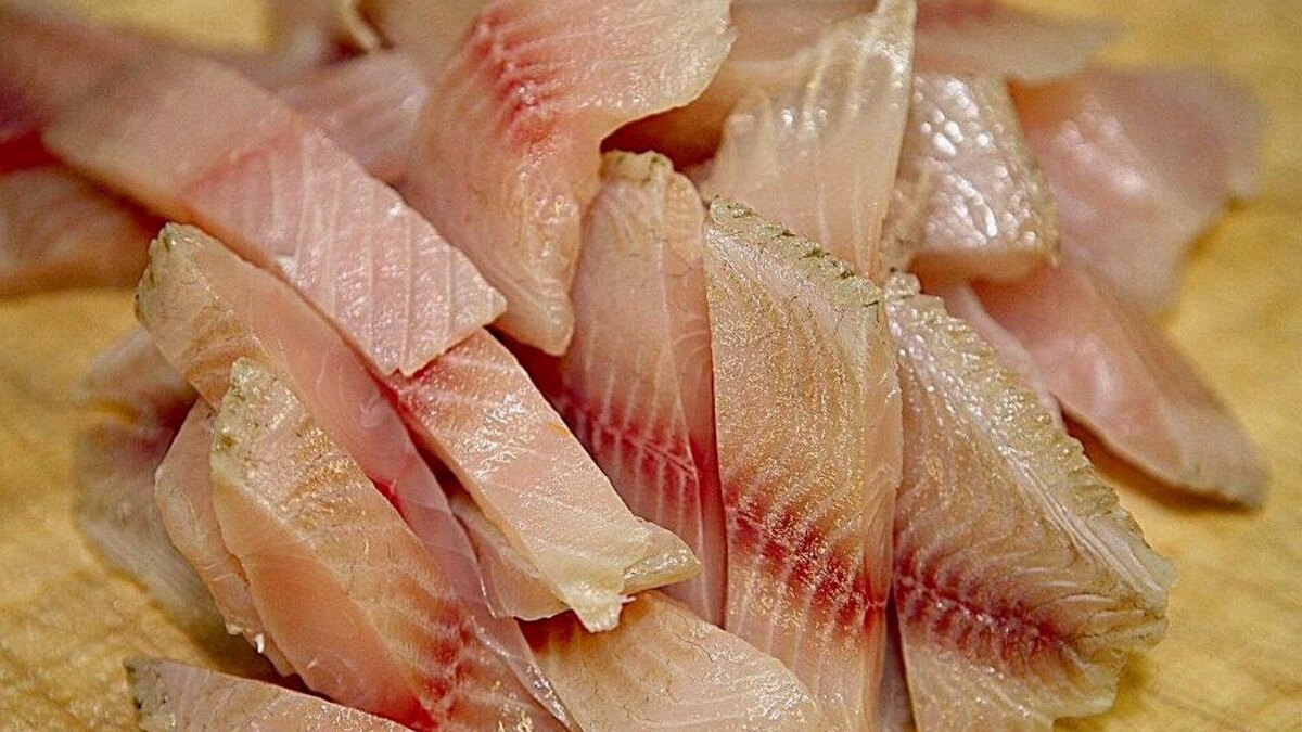 Нарезали рыбное филе