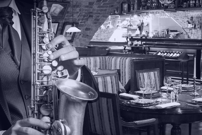Саксофонист в ресторане. Саксофон в кафе. Вечер саксофона в ресторане. Французский ресторан с музыкантами.