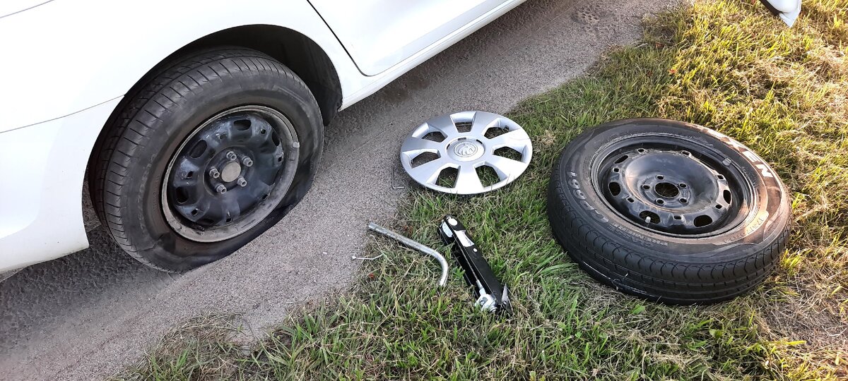 2000 стоили сутки за авто, теперь еще 1700 за резину, шиномонтаж и балансировку. Мелочь, а неприятно. Еще и руки испачкал ;-)