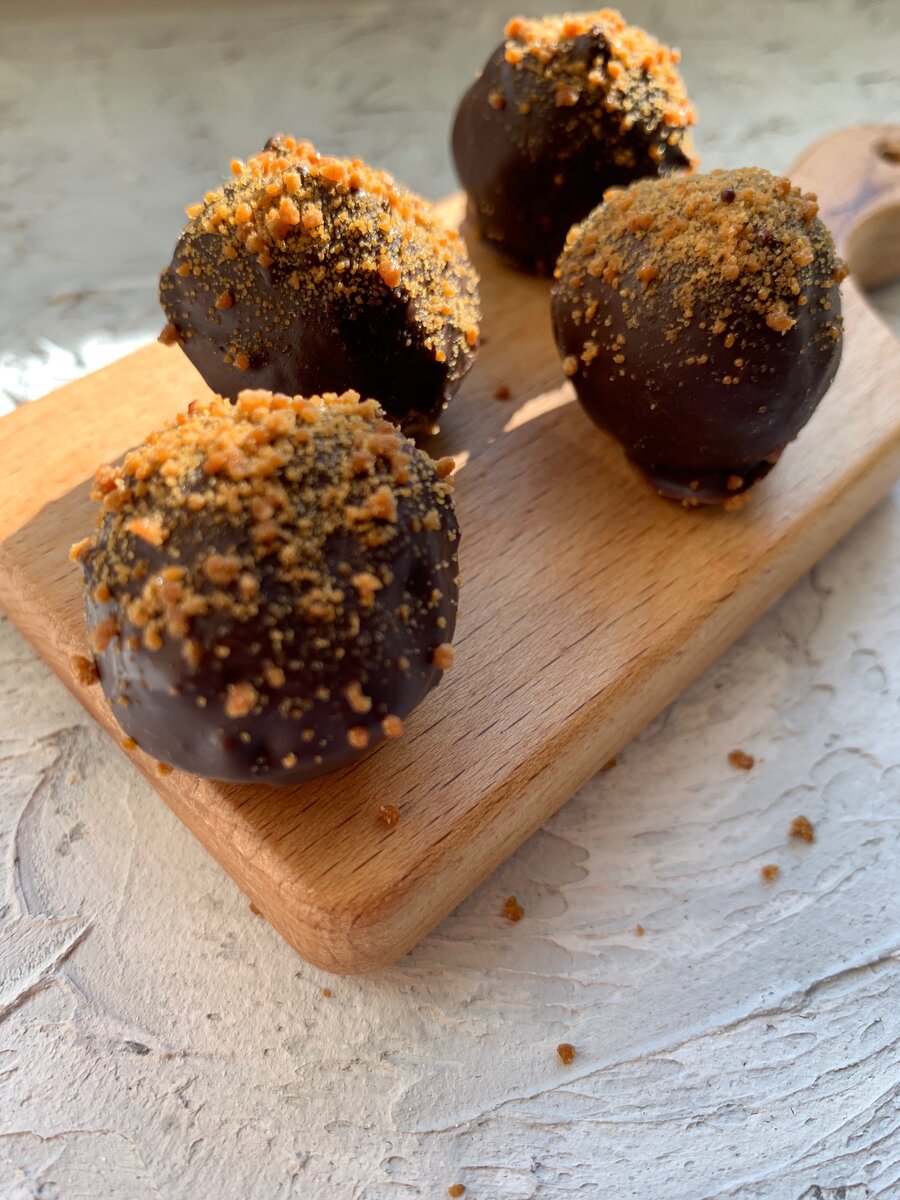 Мое исполнение ирисок в полезном шоколаде и посыпкой из кокосового сахара 