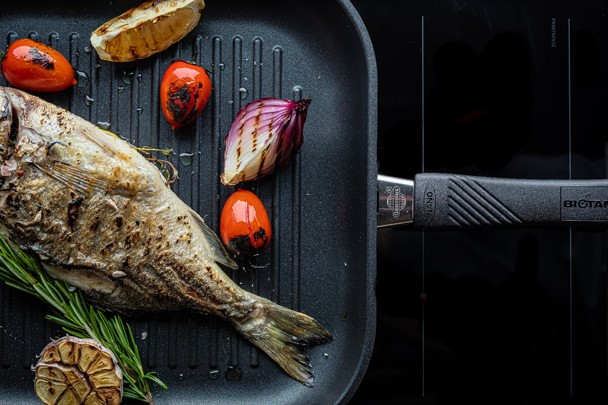 Толстое рельефное дно идеально подходит для приготовления стейка и рыбы