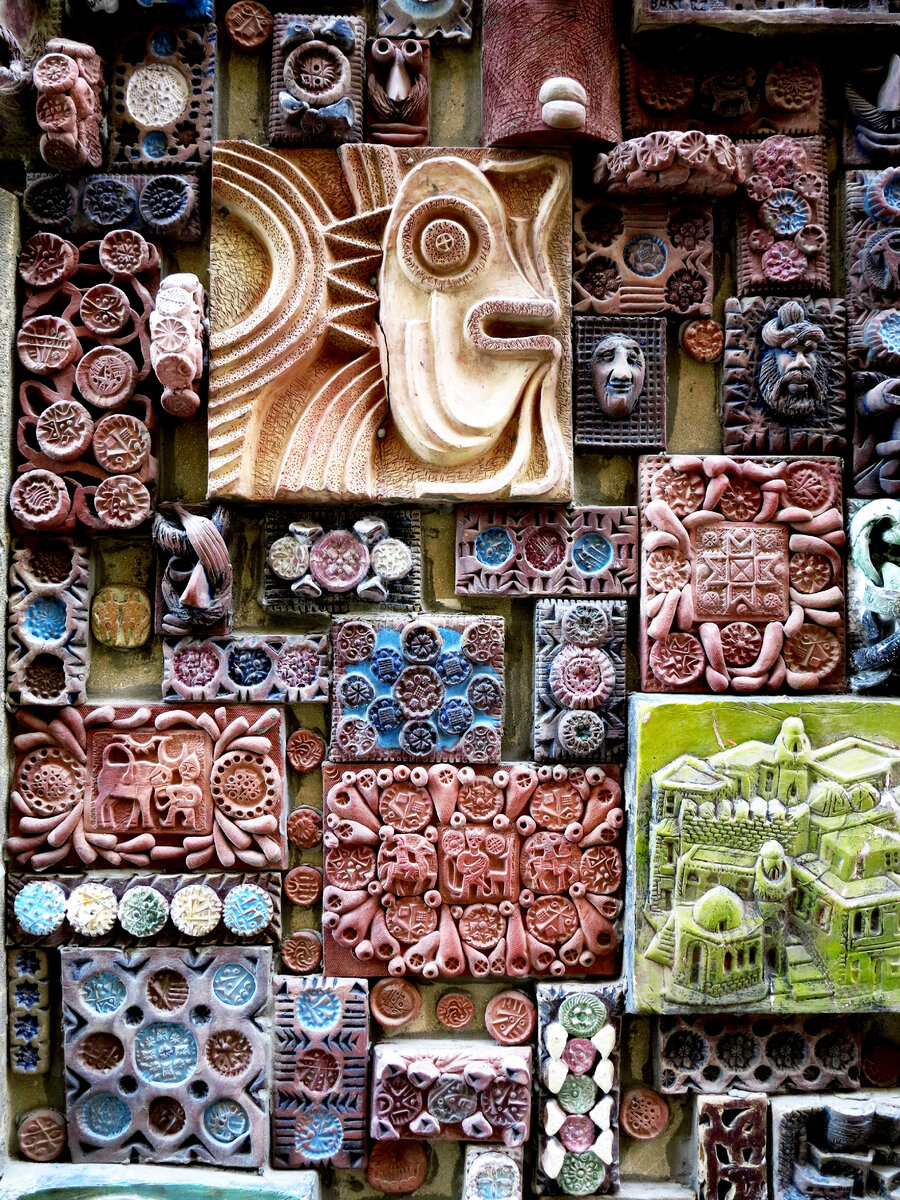 Это всё на стенах дома.