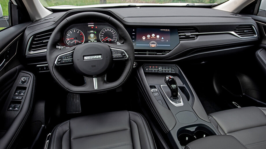 Приятную фактуру твёрдому пластику придаёт матовое напыление. На передней панели, развёрнутой к водителю, расположено девять (!) вентиляционных дефлекторов. По старой привычке принюхиваюсь: салон пахнет новым автомобилем без пластикового душка.