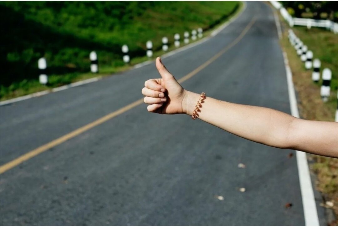 Фото взято из интернета, потому что я путешествую в одиночку и фотографировать меня некому. Но моя рука не особенно отличается от той, что на фото :) 