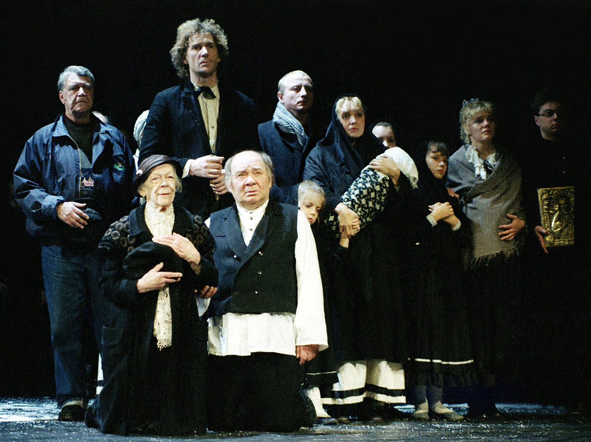 Финал спектакля "Поминальная молитва Евгений Леонов, Татьяна Пельтцер, Апександр Абдулов, Всеволод Ларионов и др.  https://yandex.ru