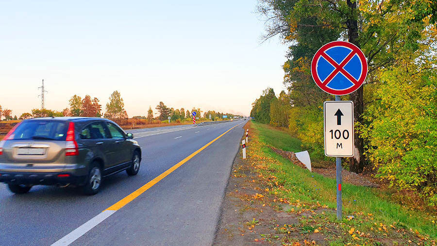 Желтая сплошная у края дороги со знаком 3.27, фото: njcar.ru