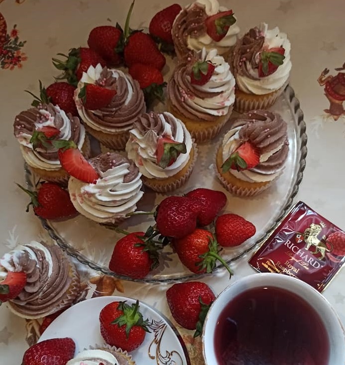 Капкейки с клубничкой и чаем