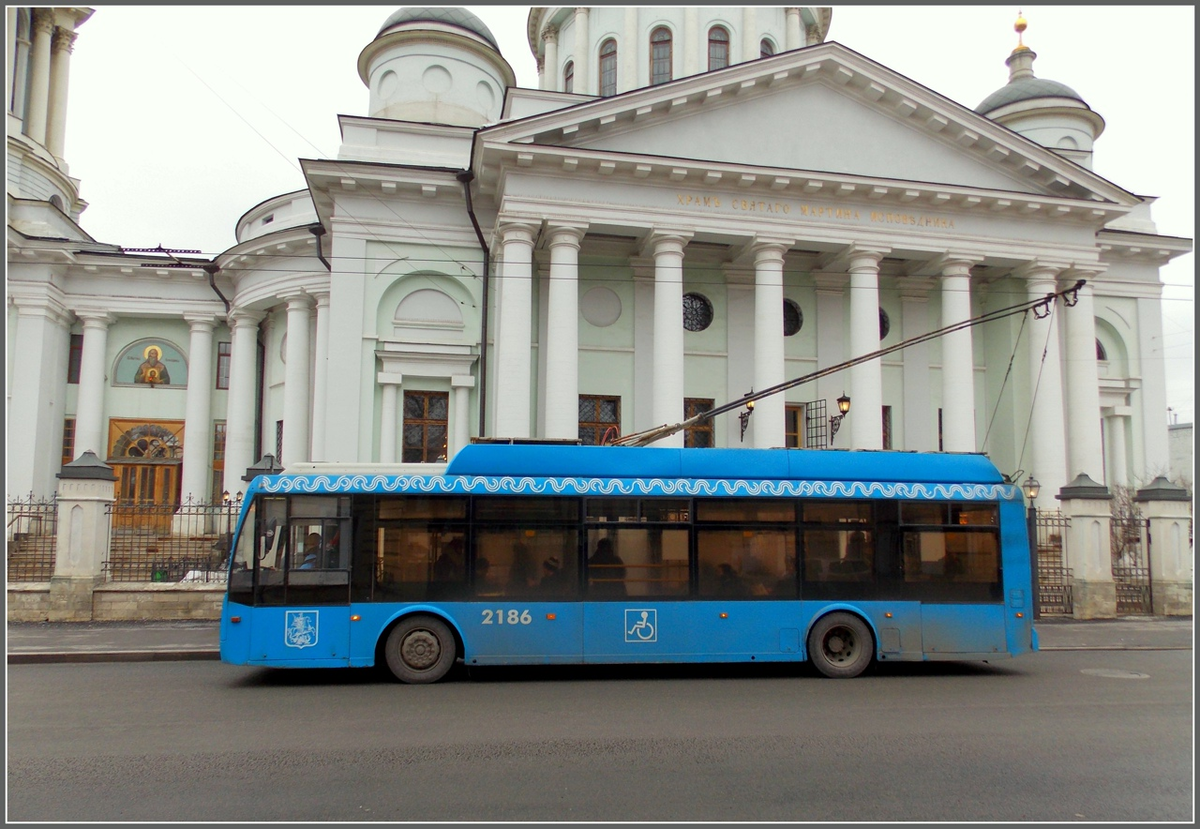 В чем суть троллейбуса. 5305 Москва троллейбус. Московские троллейбусы в Махачкале.