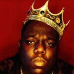 The Notorious B.I.G.
Рэпер

Культовая фигура хип-хопа. Начал читать рэп на улицах еще подростком, выступая с местными группами. Первый же альбом Ready to Die, сделал Biggie легендой хип-хопа Восточного побережья. Пластинка в стиле мафиозного рэпа получилась наполненной мрачной лирикой, во многом основанной на реальных фактах из жизни исполнителя. Наряду с песнями, сконцентрированными на преступлениях и жизненных трудностях, альбом содержит также юмор, и искренние песни о любви.

Официально B.I.G. считается инициатором Войны побережий – крупнейшего противостояния рэперов в США. Второй альбом, Life After Death, изданный через 16 дней после гибели исполнителя занял 1 место в чарте Billboard 200, а в 2005 году получил статус бриллиантового. Ведущая тема альбома – конфликт с соперниками и многие песни содержат отсылки к другим рэперам, но лирика новой пластинки стала гораздо глубже.

Любопытно, что при создании альбома рэпер не записывал тексты песен, а держал их в своей голове. Запись Life After Death продолжалась более полутора лет, постоянно прерываясь из-за арестов исполнителя за хранение оружия и марихуаны, а также на время после аварии, которая приковала его к инвалидному креслу на 3 месяца. Автокатастрофа упоминается в песне Long Kiss Goodnight.

Рэпер был застрелен в ходе Войны побережий в 1997 году. Его убийство привлекло внимание общественности к конфликту и привело к примирению обеих сторон.