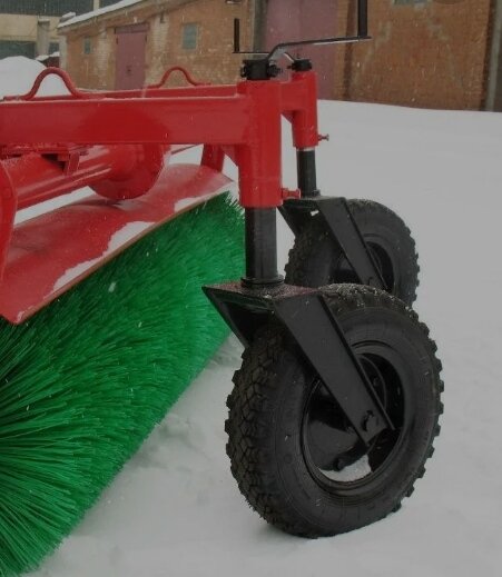 Громоздкие колëса с винтом регулировки высоты внутри, доставляющие не мало хлопот механизаторам, и делающие прибыль магазинам подшипников. (Фото взято из свободных источников в интернете.) 
