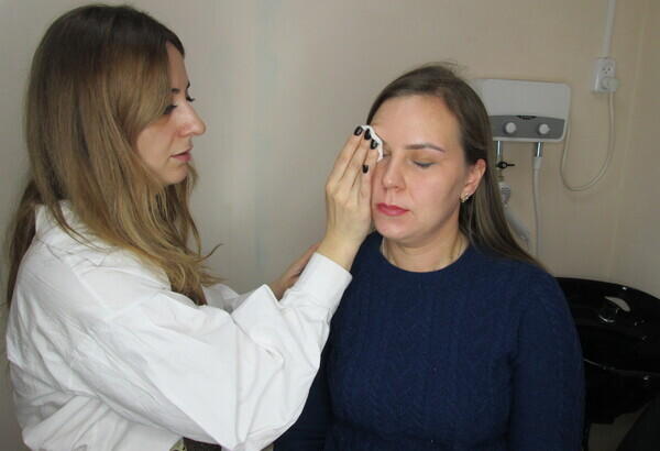 Снимаем макияж.