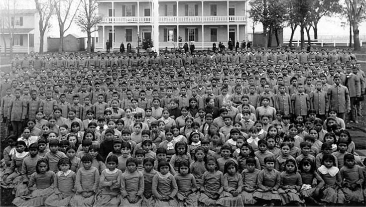 Индейские дети повсеместно изымались из семей и воспитывались в отрыве от природной среды обитания. Фото из отчета МВД США, май 2022 г.