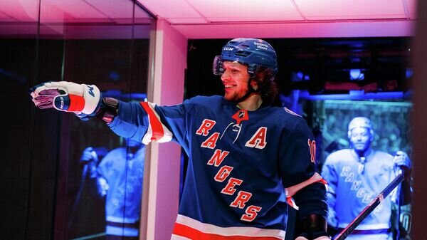    Хоккеист "Нью-Йорк Рейнджерс" Артемий Панарин© Фото : twitter.com/nyrangers