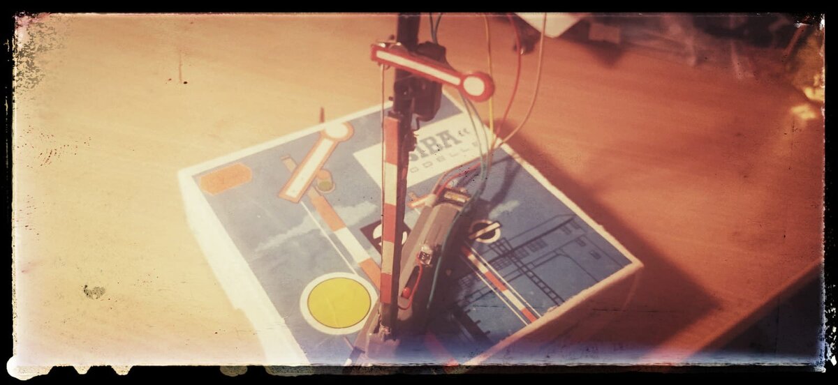 Модельный семафор Piko (ГДР) на тему немецких железных дорог