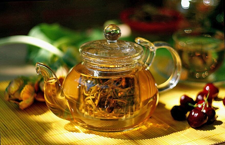 Чай в чайнике. Травяной чай в чайнике. Фиточай чайник. Чай заварной травяной. Травы в заварнике.