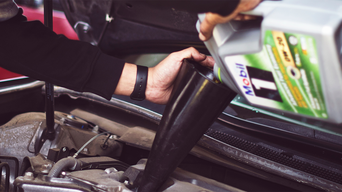 Заливка масла в двигатель