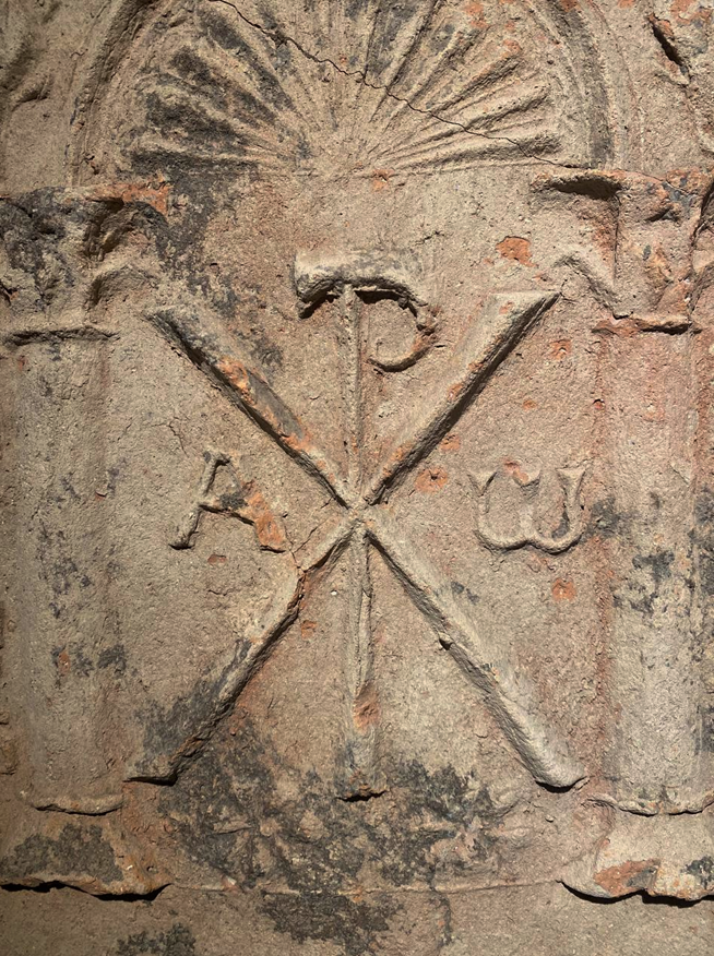 Символ хрисмы и фланкирующие ее буквы «альфа» и «омега» на надгробии из собрания Музея Христианской культуры (Византия, предп. VI в.). Камень, резьба.