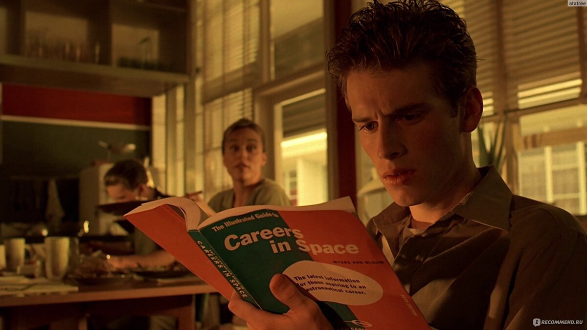 Юный Винсент, зарывшийся в книги о космосе