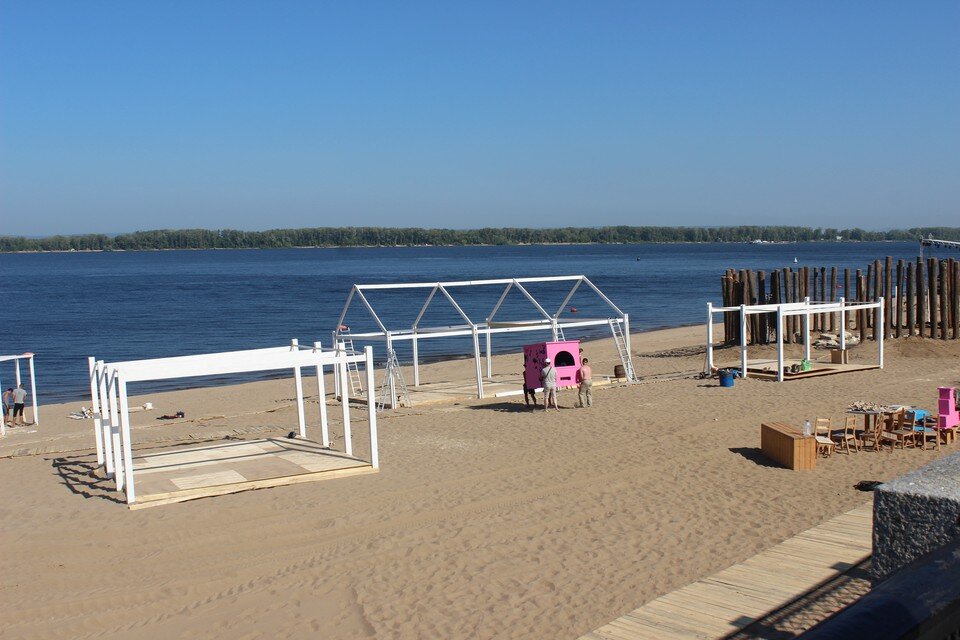     На пляже уже практически сформировалось особое пространство Ольга АФАНАСЬЕВА