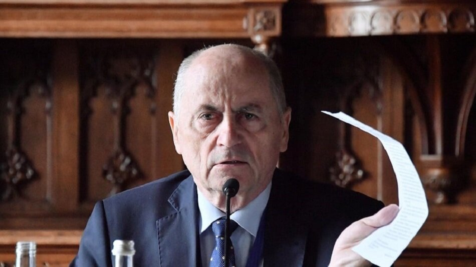 Ян Чарногурский  - бывший вице-премьер Чехословакии, бывший премьер-министр Словакии, бывший министр юстиции Словакии