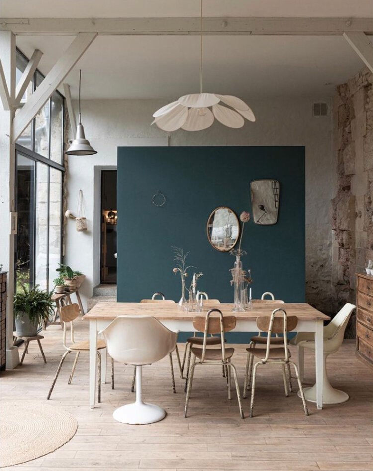 Интересно, когда романтичная люстра с лепестками из шелка соседствует с индустриальным эмалированным плафоном. Когда пластиковые стулья стоят рядом со знакомыми стульями из фанеры на метал каркасе