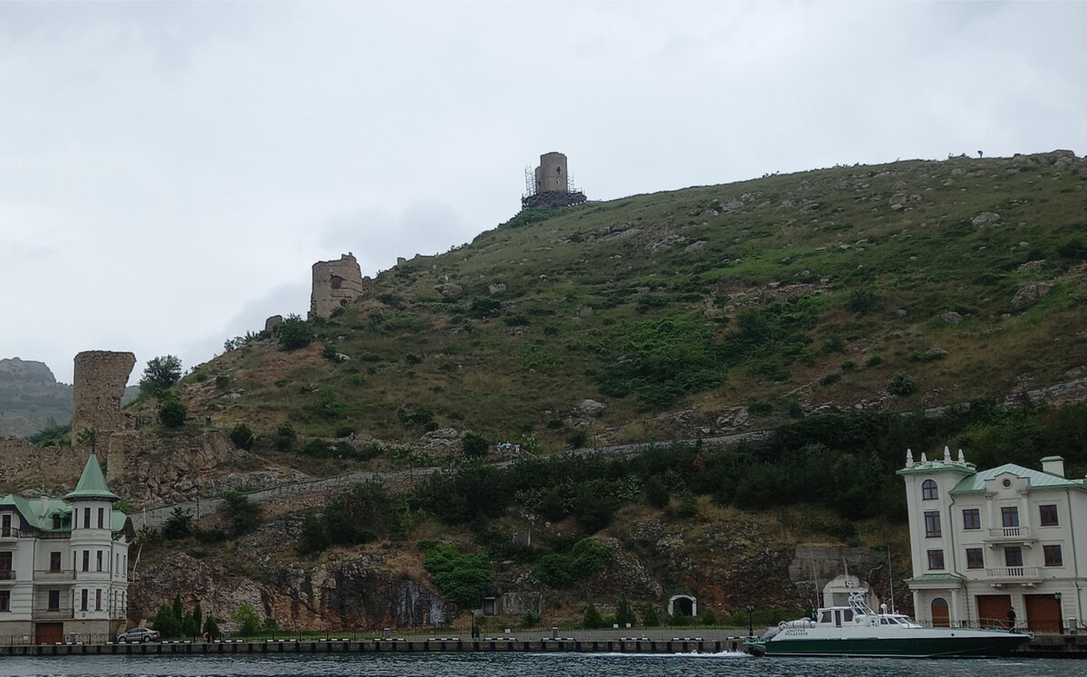 вид с водф на  остатки крепости Чембало, Балаклава