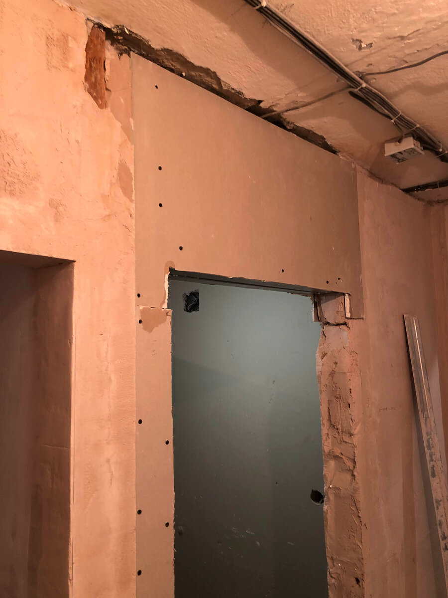 С другого ракурса. Вход в сортир, между прочим.