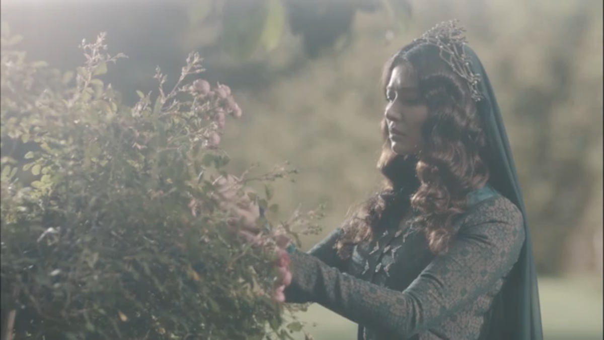 Кесем-султан в саду срывает розы