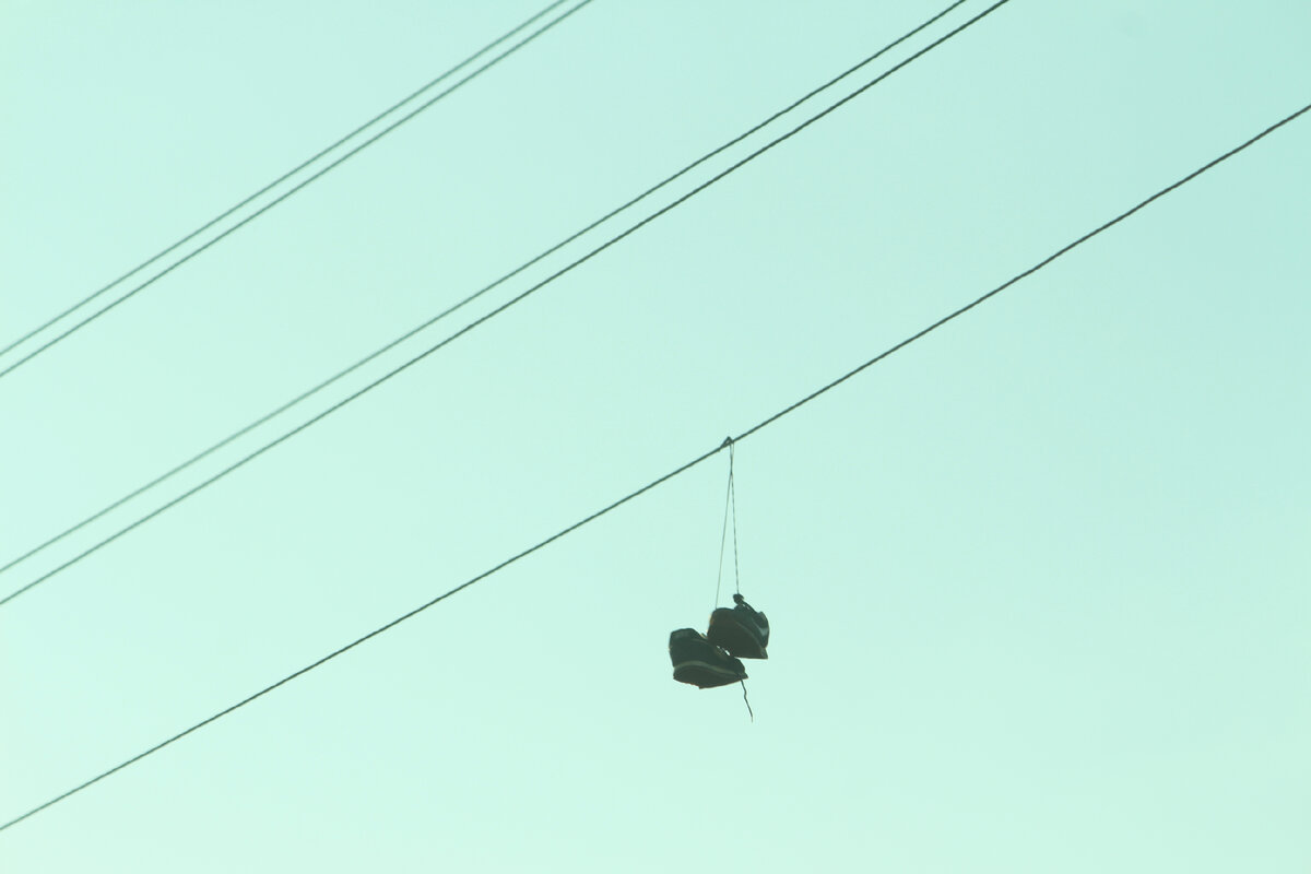 Эти кроссовки я видел часто, так как они были по моему привычному маршруту. Их нельзя не заметить)