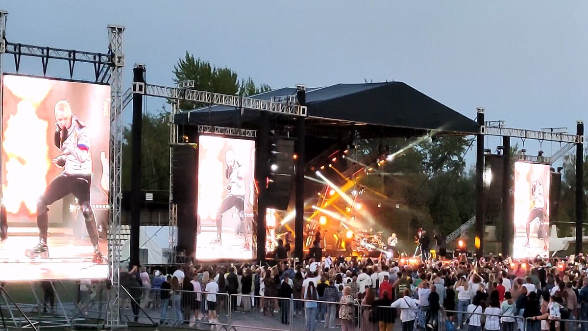 Первые слова, первые аккорды, стадион ещё не знает, что скоро будет зажжен энергетикой Шамана и пустится в пляс.