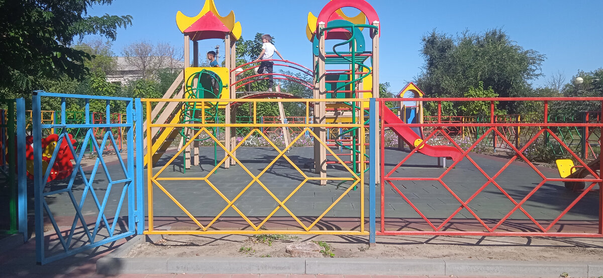 Там кстати мои мальчишки играют