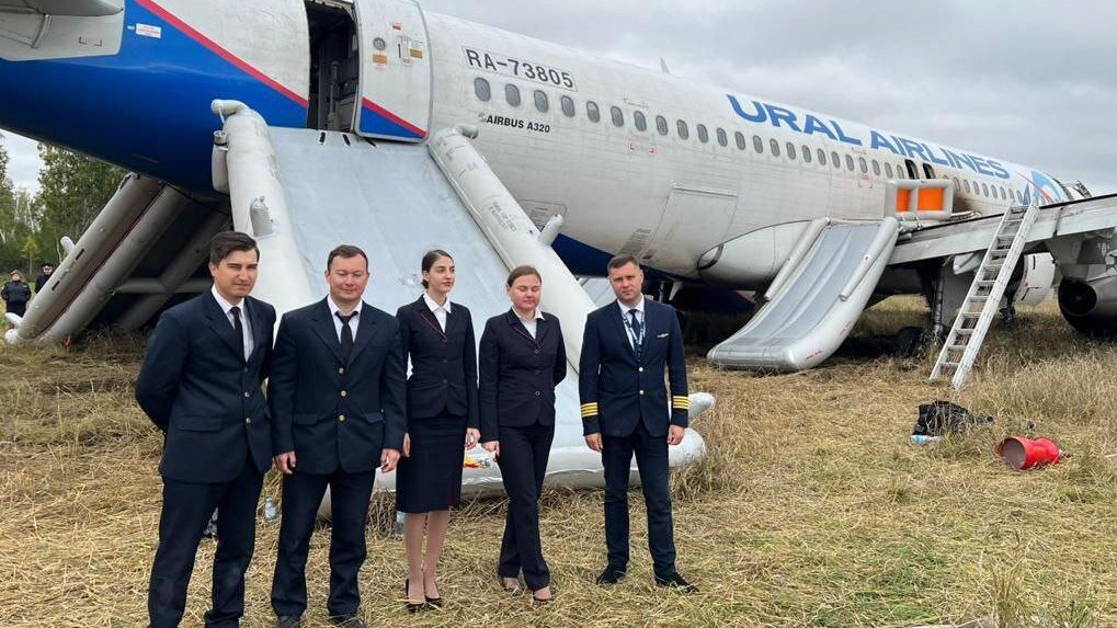 Омск сочи самолет время. Экипаж который посадил самолет в кукурузном поле. Уральские авиалинии кукурузное поле. Самолёт Уральские авиалинии.