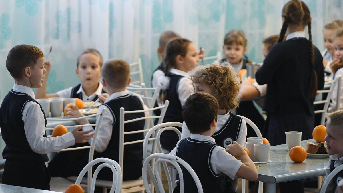    Школьники обедают в столовой© РИА Новости | Александр Кряжев