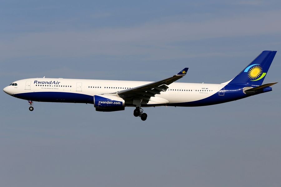 Airbus A330-343 авиакомпании RwandAir заходит на посадку в Брюссельском аэропорту.
Самолёт в трёхклассной компоновке - с салонами бизнес класса (30 кресел), премиум эконом (21 кресло) и эконом класса (233 кресла)