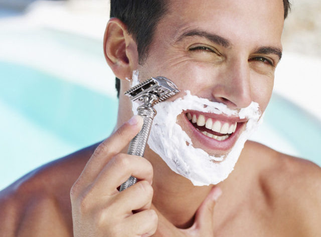 Аллергия на средства для бритья. Реакция на пенку или гель сугубо индивидуальна. Запах или цена – это не главное. Стоит ориентироваться на качественное скольжение, особенно в интимной зоне, так как там кожа наиболее чувствительна. Непосредственно перед бритьем стоит тщательно вымыть область с повышенной волосатостью. Механические повреждения. Специалисты считают, что это причина является самой распространённой