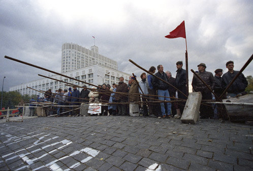 Москва, октябрь 1993 г. Баррикады у Дома Советов РФ. В марте 1996-го трагедия могла повториться по всей России.