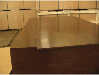  На фото – отделка помещений фанерой.