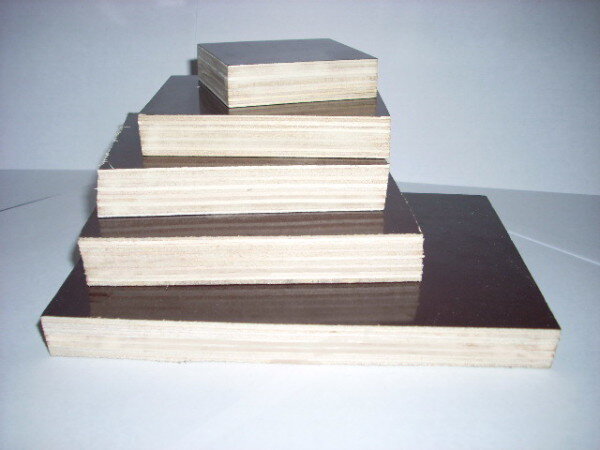  На фото – ламинированные плиты китайской фанеры.
