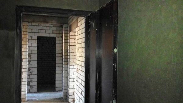 Стены без отделки (бетон или кирпич, строительные блоки), внутренние перегородки — в зависимости от договора: могут стоять, а могут — нет.
Ремонт квартиры с нуля в новостройке: все что есть — входные двери, стены, окна, отопление, подводка воды, канализации и газа
