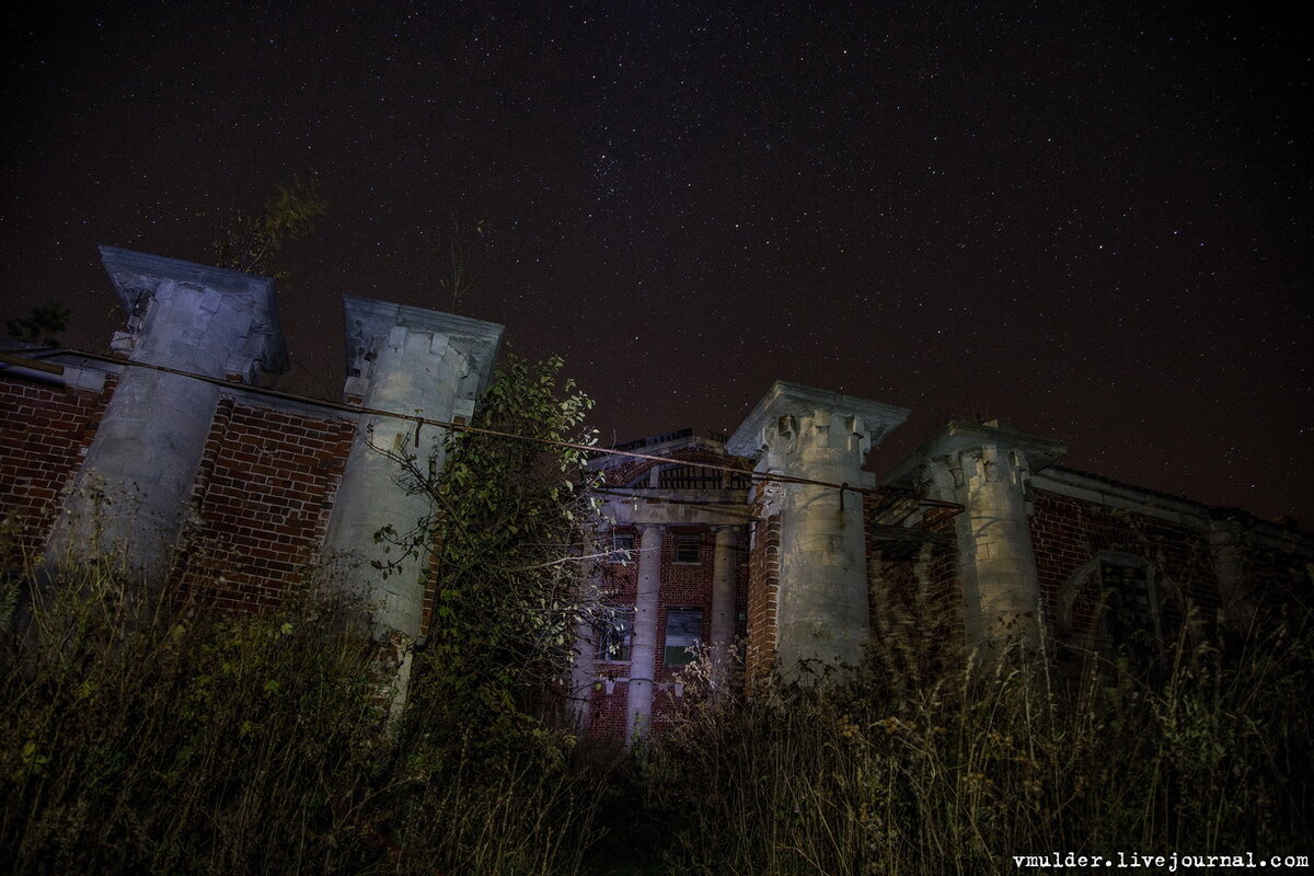 На фоне звёздного неба выглядит весьма привлекательно. 

Фото 2. 
