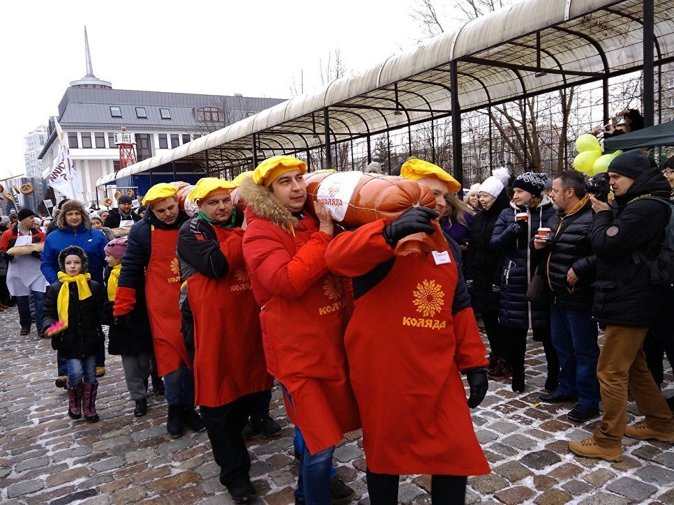 © Фото : аккаунт "ВКонтакте" Марины КлубетУчастники праздника длинной колбасы в Калининграде. 10 февраля 2018