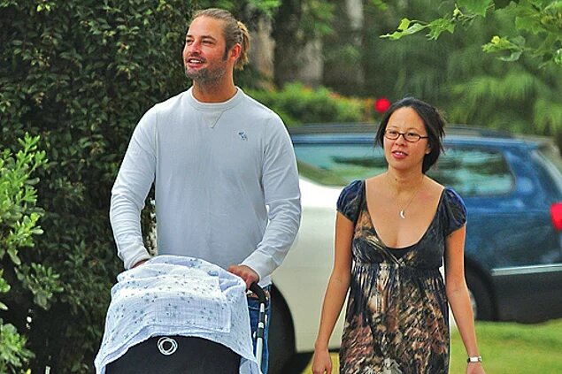 Звезда сериала "Остаться в живых" уже более 15 лет счастлив в браке с уроженкой Индонезии. Актер не лукавит по поводу своей популярности среди женщин: "Да, я нравлюсь женщинам, и мне они нравятся, было бы глупо это не признать. Но моя жена верит мне и знает, что я никогда не позволю себе ничего больше, чем легкий флирт и обычное дурачество». В 2009 у пары родилась девочка, и теперь Джоша можно называть образцовым отцом семейства, так как все свободное время он старается проводить с дочкой.