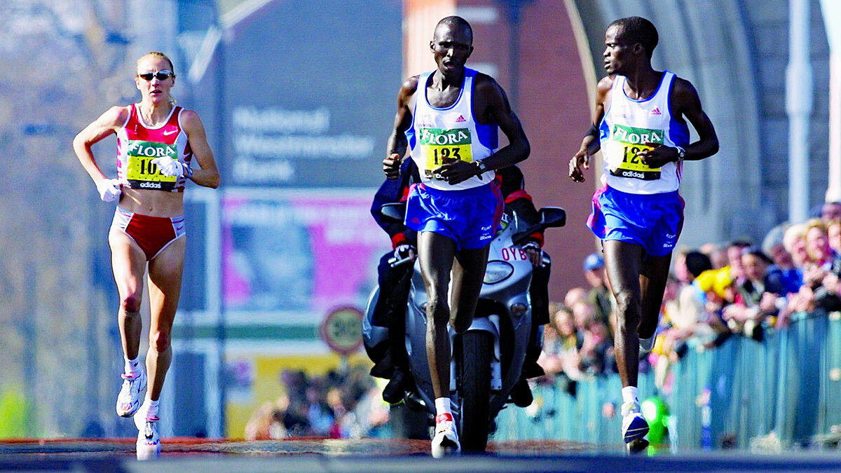 Пола Рэдклиф и пейсеры во время Лондонского марафона. 2003 год. Фото: athleticsweekly.com