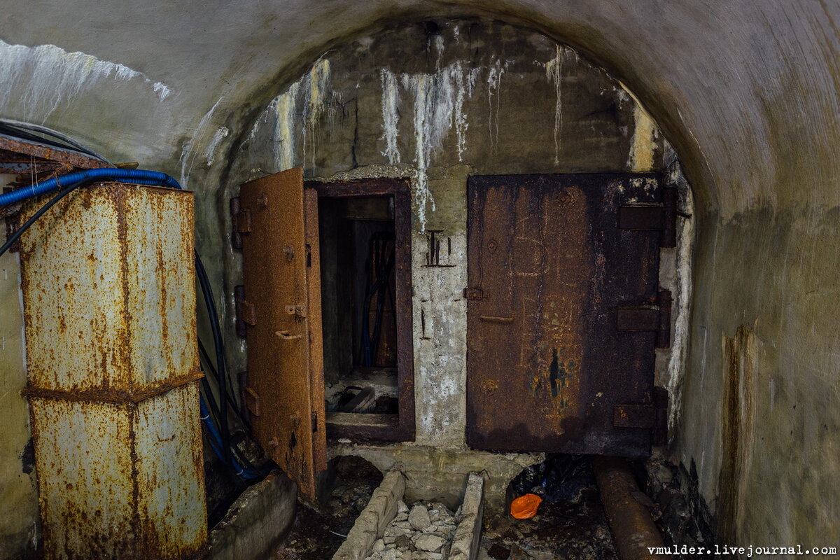 Собственно, искал и нашёл я этот неприметный залаз где-то в углу, прикрытый решёткой. Вход был весь унавожен, потому пришлось неимоверно извернуться, дабы не вляпаться в говно снаружи, оставленное местными алкашами и внутри, оставленное местными бомжами. Всё равно ботинки все в говне оказались 

Фото 2. 
