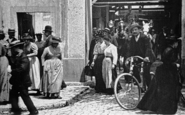 Кадр их первого фильма, показанного публике, "Выход рабочих с фабрики", 1895 год